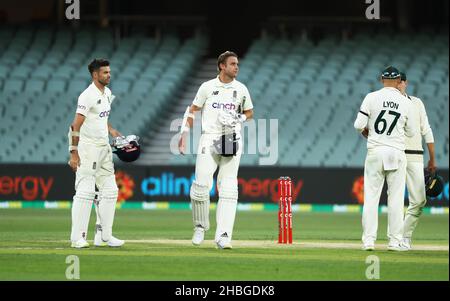James Anderson ( à gauche ) et Stuart Broad ont été abandonnés pendant le cinquième jour du deuxième test de cendres à l'Adelaide Oval, à Adélaïde.Date de la photo: Lundi 20 décembre 2021. Banque D'Images