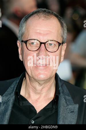 Geoffrey Rush arrive à la première britannique des Pirates des Caraïbes de Stranger Tides au vue Cinema dans le centre commercial Westfield dans le centre de Londres. Banque D'Images