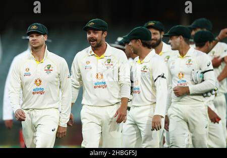 Steve Smith (à gauche) en Australie et Travis Head après la victoire au cours du cinquième jour du deuxième test de cendres à l'Adelaide Oval, Adélaïde.Date de la photo: Lundi 20 décembre 2021. Banque D'Images