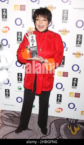 Liza Minelli remporte le prix Investec Icon au Noroff Robbins 02 Silver Clef Awards à l'hôtel Hilton de Londres Banque D'Images