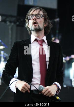 Jarvis Cocker of Pulp joue de la garniture de pavillon au Wireless Festival de Hyde Park à Londres le 03 juillet 2011. Banque D'Images