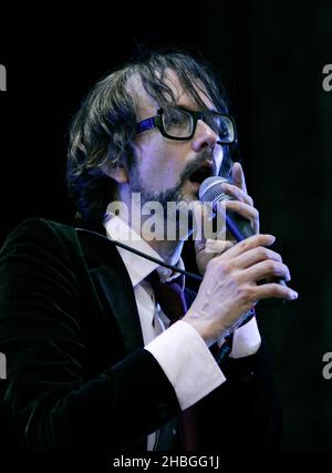 Jarvis Cocker of Pulp joue de la garniture de pavillon au Wireless Festival de Hyde Park à Londres le 03 juillet 2011. Banque D'Images