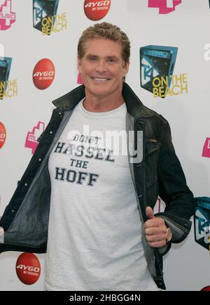 David Hasselhoff est au T4 sur la plage à Weston Supermare le 10,2011 juillet. Banque D'Images