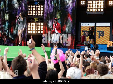 NDubz se produire au T4 sur la plage à Weston Supermare le 10,2011 juillet. Banque D'Images