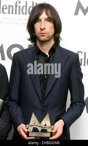 Bobby Gillespie de Primal Scream avec le prix du Mojo Classic Album pour 'Creamadelica' aux Mojo Awards de la Brasserie de Londres. Banque D'Images