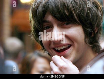 Alex Turner des Arctic Monkeys au Mojo Awards à la Brasserie de Londres. Banque D'Images