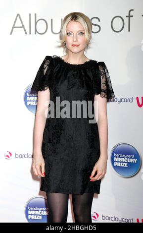 Lauren Laverne arrive pour le prix Barclaycard Mercury Music 2011 au Grosvenor House Hotel, Londres. Banque D'Images