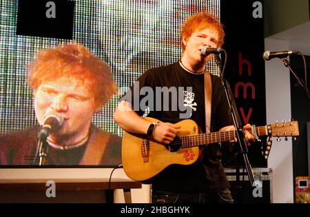 Ed Sheeran se produit lors d'une apparition en magasin pour célébrer son nouvel album à HMV sur Oxford Street, Londres. Banque D'Images