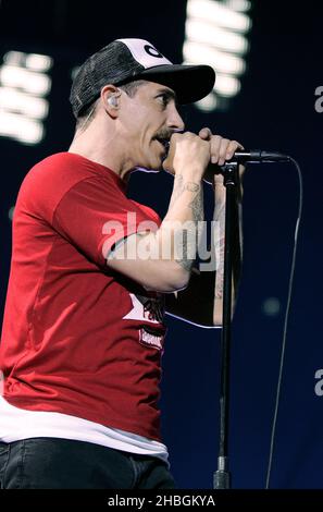 Anthony Kiedis, du Red Hot Chili Peppers, se produit à l'Arena O2 de Londres. Banque D'Images