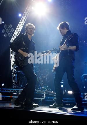 John Taylor et Dom Brown de Duran Duran se produit à l'Arena 02, Londres. Banque D'Images