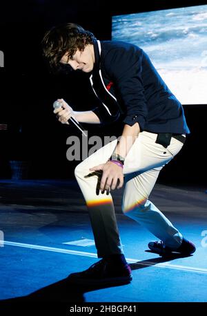 Harry Styles of One Direction se présentant en concert au HMV Hammersmith Apollo à Londres. Banque D'Images