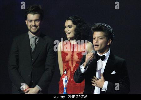 Jack Whitehall et Jessie J présentent à Bruno Mars le prix du meilleur artiste solo masculin international lors des prix Brit 2012 à l'Arena O2 de Londres. Banque D'Images