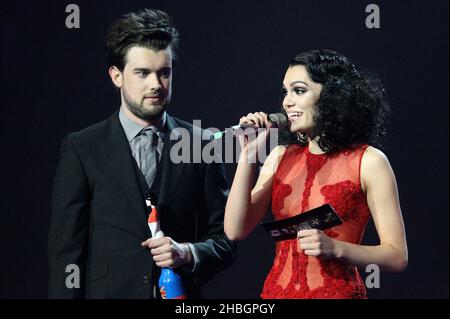 Jessie J et Jack Whitehall présentent le prix du meilleur artiste solo masculin international lors des prix Brit 2012 à l'Arena O2 de Londres. Banque D'Images