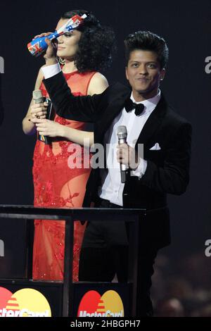 Jessie J remet à Bruno Mars le prix du meilleur artiste solo masculin international lors des prix Brit 2012 à l'Arena O2 de Londres. Banque D'Images