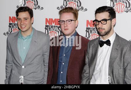 De gauche à droite) Sam Halliday, Alex Trimble et Kevin Baird du Two Door Cinema Club qui arrivent aux NME Awards au 02 Brixton Academy à Londres Banque D'Images