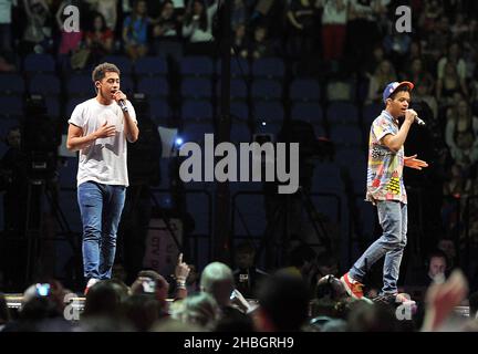 Rizzle lance et soutient JLS au Sport relief de la 02 Arena de Londres Banque D'Images