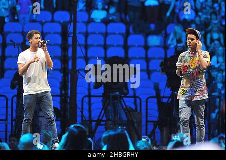 Rizzle lance et soutient JLS au Sport relief de la 02 Arena de Londres Banque D'Images