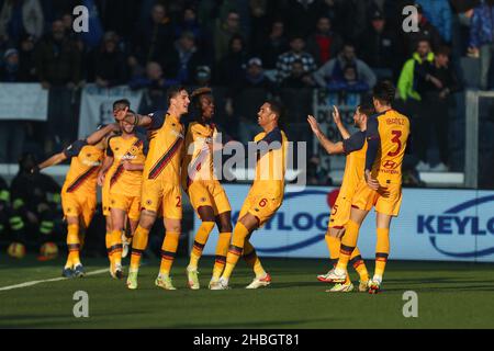 Nicolo Zaniolo d'AS Roma célèbre après avoir marquant le deuxième but de son équipe avec ses coéquipiers lors du match de la série A entre Atalanta BC et AS Roma au stade Gewiss, le 18 décembre 2021 à Bergame, en Italie. Banque D'Images