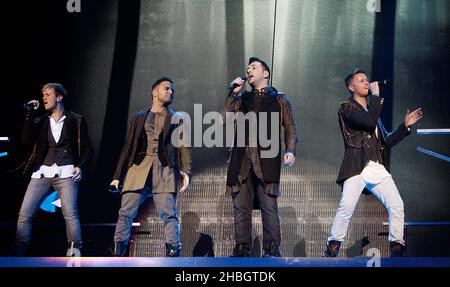 (G-D) Kian Egan, Shane Filan, Mark Feehily et Nicky Byrne de Westlife se présentant en concert lors de la tournée d'adieu du groupe à O2 Arena à Londres. Banque D'Images