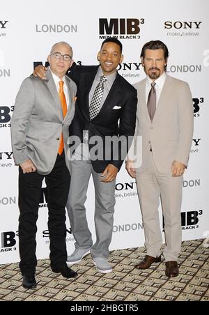 L-R; Barry Sonnenfeld, directeur, avec Will Smith et Josh Brolin, assiste au Cast Photocall pour le lancement britannique de Men in Black à l'hôtel Dorchester de Londres le 16 mai 2012. Banque D'Images