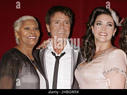 Dionne Warwick, Cliff Richard et Caro Emerald avant le concert à l'aide du projet faim et de la Journée mondiale de la faim 2012. Le concert aura lieu au Royal Albert Hall de Londres., mai 28,2012. zan/ Banque D'Images