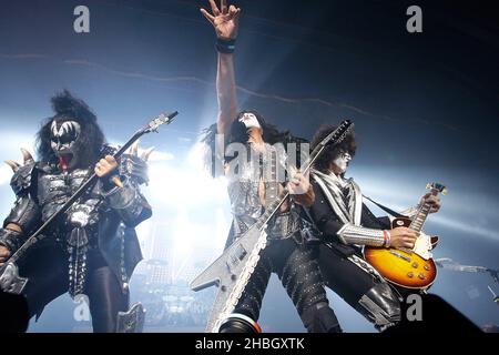 Gene Simmons, Paul Stanley et Tommy Thayer de Kiss se sont produits à l'aide de Help for Heroes au HMV Forum à Kentish Town, Londres. Banque D'Images