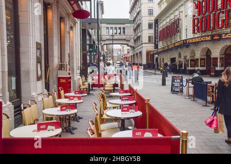 Un café vide dans le West End.Londres, Royaume-Uni 17 décembre 2021. Banque D'Images