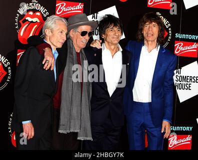 (Gauche - droite) Charlie Watts, Keith Richards, Ronnie Wood et Mick Jagger arrivent à l'exposition de photographies Rolling Stones: 50 à Somerset House, Londres. Banque D'Images