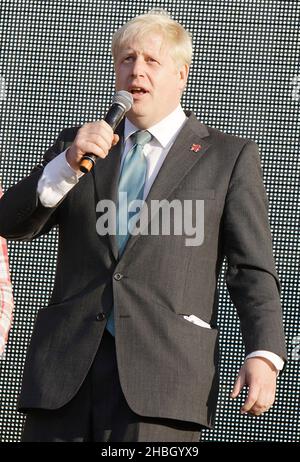 Le maire de Londres Boris Johnson au concert de relais de la flamme olympique de 2012 de Coca-Cola à Hyde Park à Londres. Banque D'Images