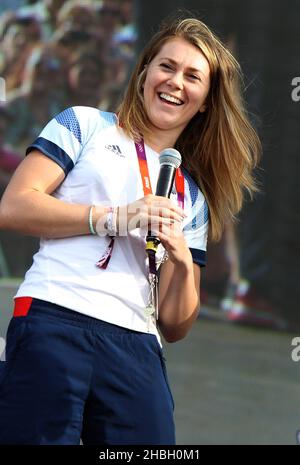 Jessica Varnish, médaillée de bronze olympique dans la course cycliste BMX féminine, participe au concert BT London Live célébrant les Jeux Olympiques de Londres 2012 à Hyde Park, dans le centre de Londres. Banque D'Images