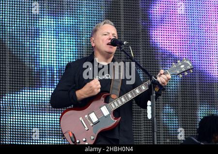 Bernard Sumner of New Order se produit en direct sur scène lors du concert BT London Live qui célèbre la cérémonie de clôture de Londres 2012 à Hyde Park, dans le centre de Londres. Banque D'Images