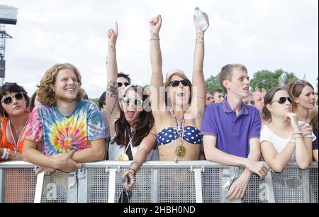 Les fans de foule lors du concert live BT London célébrant la cérémonie de clôture de Londres 2012 à Hyde Park, dans le centre de Londres. Banque D'Images