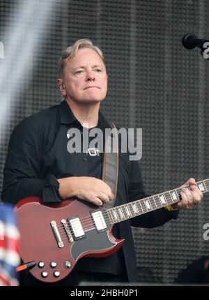 Bernard Sumner de New Order joue sur scène pour la cérémonie de clôture BT London Live célébrant la fin des Jeux Olympiques, Hyde Park dans le centre de Londres. Banque D'Images