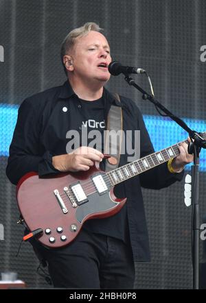 Bernard Sumner de New Order joue sur scène pour la cérémonie de clôture BT London Live célébrant la fin des Jeux Olympiques, Hyde Park dans le centre de Londres. Banque D'Images