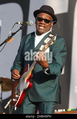 Lynval Golding of the Specials se produit sur scène lors de la cérémonie de clôture BT London Live qui célèbre la fin des Jeux Olympiques, à Hyde Park, dans le centre de Londres. Banque D'Images