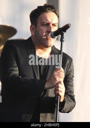 Terry Hall of the Specials se produit sur scène lors de la cérémonie de clôture BT London Live célébrant la fin des Jeux Olympiques, à Hyde Park, dans le centre de Londres. Banque D'Images