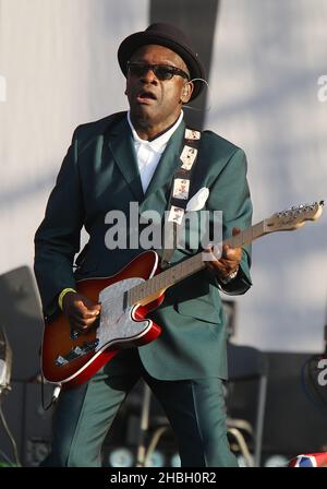 Lynval Golding of the Specials se produit sur scène lors de la cérémonie de clôture BT London Live qui célèbre la fin des Jeux Olympiques, à Hyde Park, dans le centre de Londres. Banque D'Images