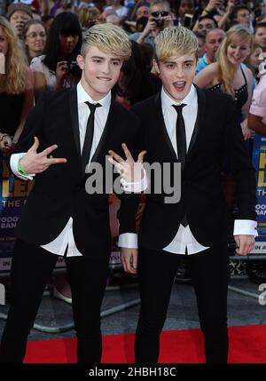 Jedward arrive au premier ministre mondial de Keith Lemon The film à l'Odeon West End, Leicester Square à Londres. Banque D'Images