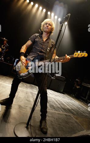 Mike Dirnt de Green Day, réalisant un spectacle unique intime de Londres pour la promotion de la sortie prochaine de leurs albums ÁUno!, Ádos!Et ÁTrŽ!... au Shepherd's Bush Empire de Londres en 02. Banque D'Images