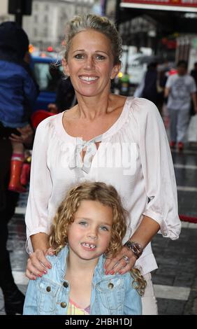 Lucy Benjamin et sa fille Bessie assistent à la première britannique de la « Dora the Explorer Live » de Nickelodeon !- recherche de la Cité des jouets perdus à l'Apollo Theatre, Londres. Banque D'Images