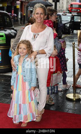 Lucy Benjamin et sa fille Bessie assistent à la première britannique de la « Dora the Explorer Live » de Nickelodeon !- recherche de la Cité des jouets perdus à l'Apollo Theatre, Londres. Banque D'Images