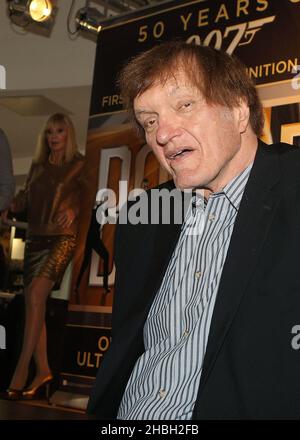 Richard Kiel faisant la promotion de 007 jours de Bond Blu-Ray à HMV sur Oxford Street, Londres. Banque D'Images