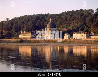 EXTÉRIEUR-VISTA GÉNÉRAL-S XVII-CONSTRUIDA POR ORATORIOS AYUDO ECONOMICA MME MONTESPAN - FAÑOTO OS 90.LIEU: IGLESIA DE NUESTRA SEÑORA DE ARDILLEROS.SAUMUR.France. Banque D'Images