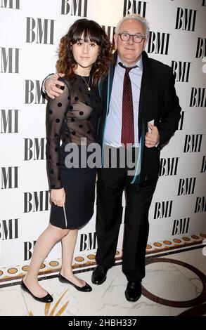 Trevor Horn arrive aux BMI 2012 Awards à l'hôtel Dorchester de Londres. Banque D'Images