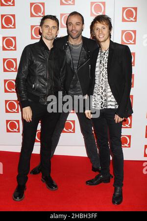 Matthew Bellamy, Chris Wolstenholme et Dominic Howard de Muse arrivent aux Q Awards à l'hôtel Grosvenor à Londres. Banque D'Images