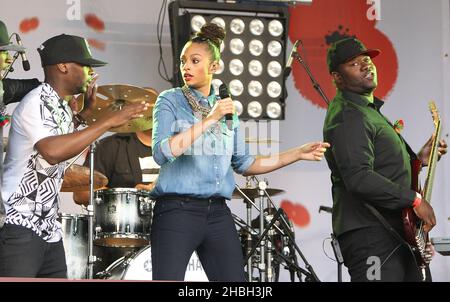 Alesha Dixon se produit au lancement de l'appel national du coquelicot de la Légion britannique à Trafalgar Square, Londres. Banque D'Images