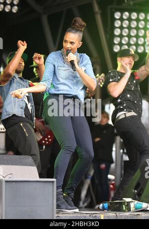 Alesha Dixon se produit au lancement de l'appel national du coquelicot de la Légion britannique à Trafalgar Square, Londres. Banque D'Images