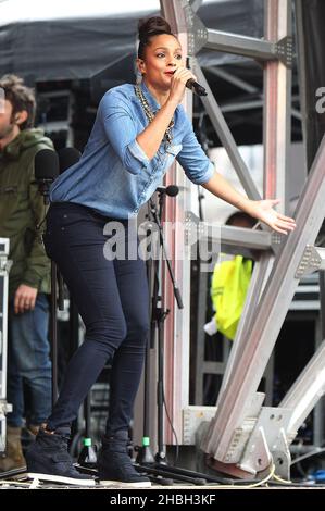 Alesha Dixon se produit au lancement de l'appel national du coquelicot de la Légion britannique à Trafalgar Square, Londres. Banque D'Images