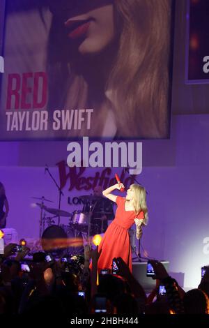 Taylor Swift pendant le feu de Noël allumez au centre commercial Westfield de Whitecity, Londres. Banque D'Images