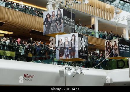 Vue générale des fans de la foule aux Kardashian Sisters, Kourtney, Kim et Khloe lancement de leur Kardashian Kollection, (disponible exclusivement chez Dorothy Perkins) à Westfield White City dans l'ouest de Londres. Banque D'Images